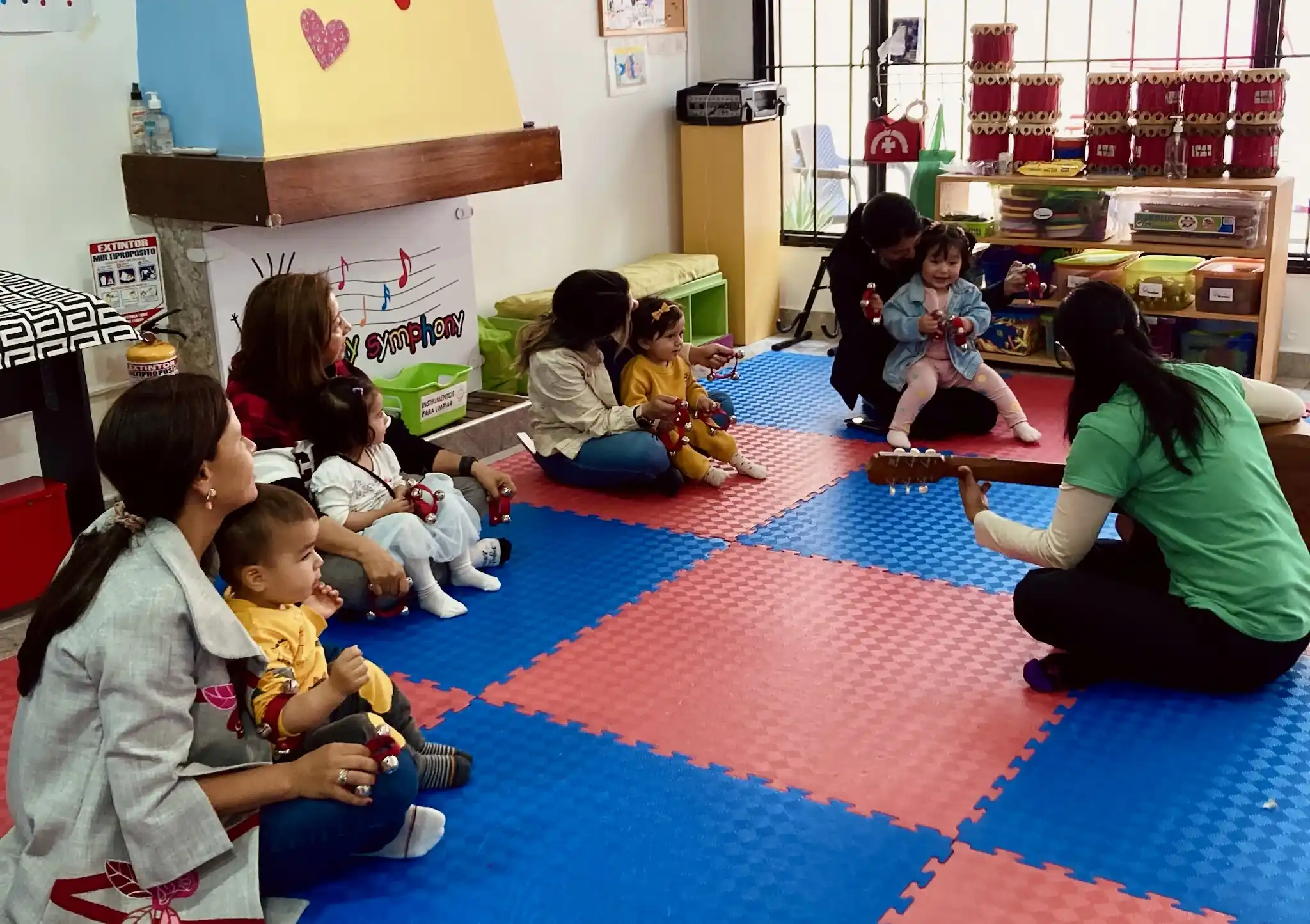 Fundadores con estudiantes